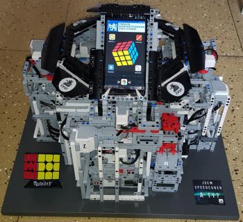 LEGO robot skládající Rubikovu kostku